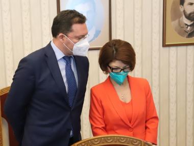 Вечерни новини: ГЕРБ върна мандата; Ще орежат ли парите на 450 хил. души?