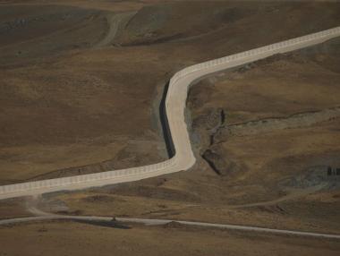 Турция строи 241-километрова стена срещу бежанците