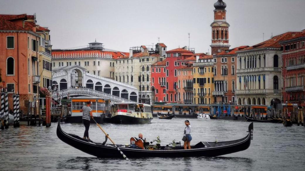 Венеция въвежда плаваща такса за туристи