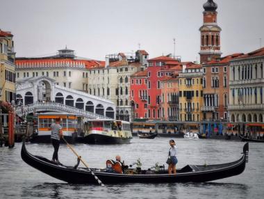 Венеция въвежда плаваща такса за туристи