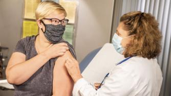 Задължителни ваксини за учители и директори в Ню Йорк