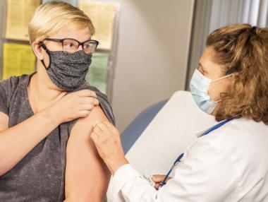 Задължителни ваксини за учители и директори в Ню Йорк