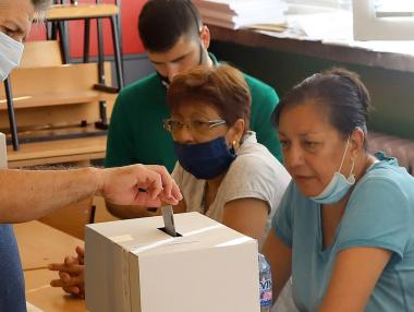 Партиите обсъждат две дати за предсрочни и президентски избори