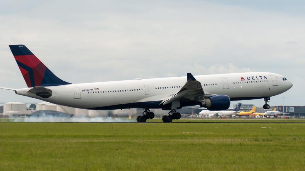 Delta Air Lines ще таксува неваксинираните служители с по $200 месечно