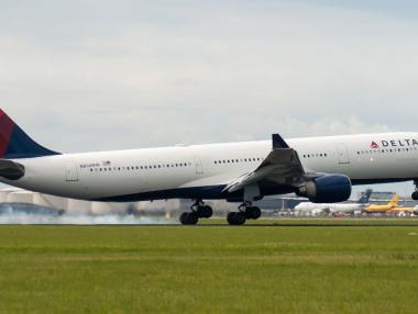 Delta Air Lines ще таксува неваксинираните служители с по $200 месечно