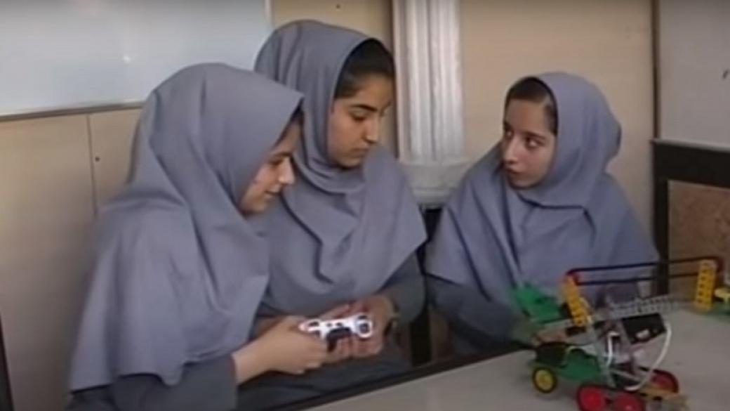 Робо-момичетата на Афганистан, които се спасиха от талибаните