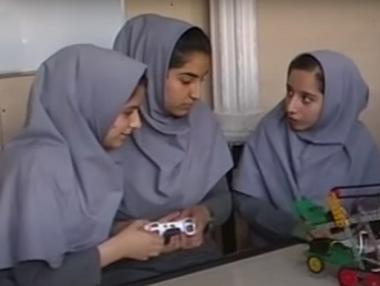 Робо-момичетата на Афганистан, които се спасиха от талибаните