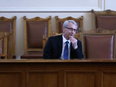 Денков: Присъствено обучение може да има само при здрави учители