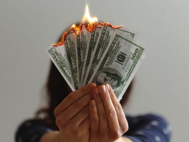 Слабият долар повиши цената на петрола