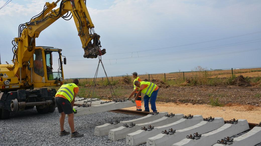 Как върви модернизацията на най-старата жп линия в България (снимки)