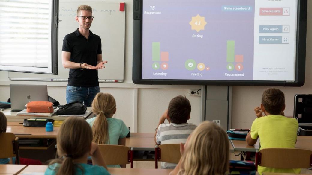 Служебната техника за онлайн обучението се оказа мит за половината учители