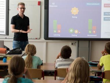 Служебната техника за онлайн обучението се оказа мит за половината учители