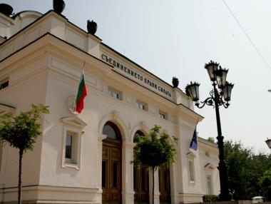 Вечерни новини: Скок на минималната пенсия; Заведения на „бунт“; Нинова хвърли топката на Радев