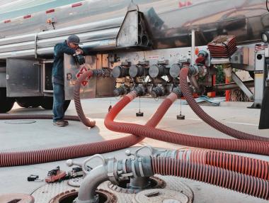 Петролът поскъпна след проблеми с доставките