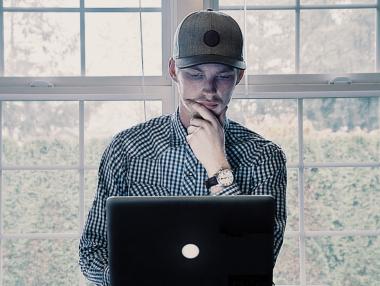 Хоум офисът заплашва заплатите на младите британци