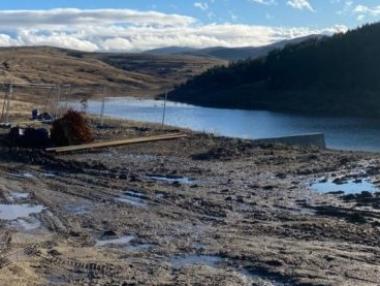 Порочният модел при пътищата е бил използван и при язовирните стени