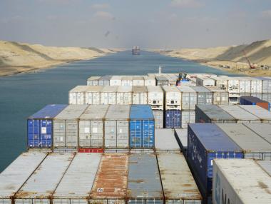 Кораб отново заседна в Суецкия канал днес