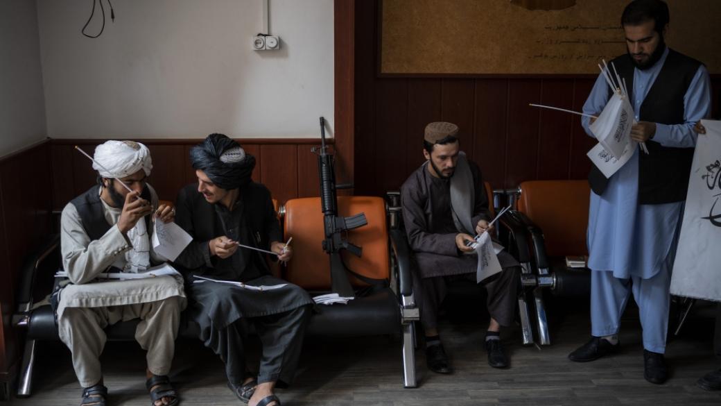 Талибаните са забранили трансферите на долари