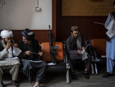 Талибаните са забранили трансферите на долари