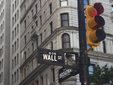 Задаващата се COVID криза засегна фондовите пазари