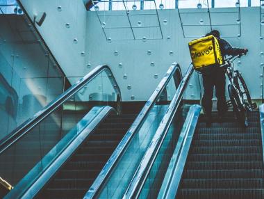 Glovo придобива още две платформи за бърза търговия