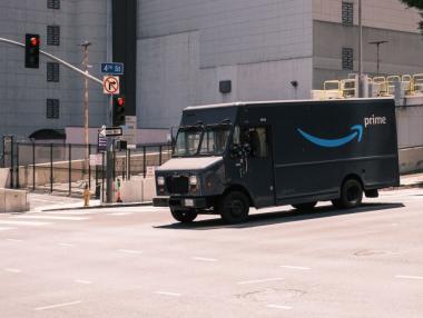 Amazon повиши заплащането на служителите си