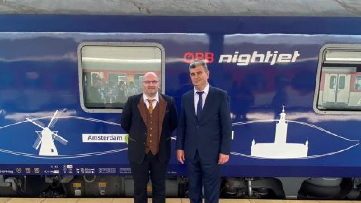 Галерия :: Снимка 1 :: Новият транспортен министър се качи на влака „Свързана Европа“}