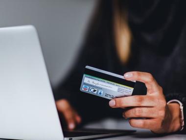 Българите пазаруват онлайн заради по-изгодните оферти