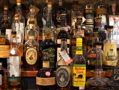 Цигарите и алкохолът ще са с нови бандероли от 1 януари