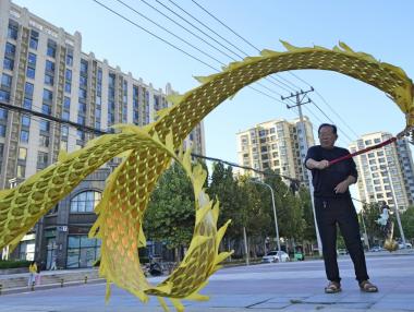 Бомбата, която може да взриви световните финанси, тиктака все по-силно