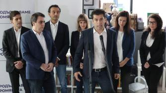 Обувките на царя са големи за Петков и Василев