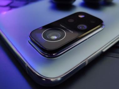 Литва посъветва гражданите си да изхвърлят китайските смартфони