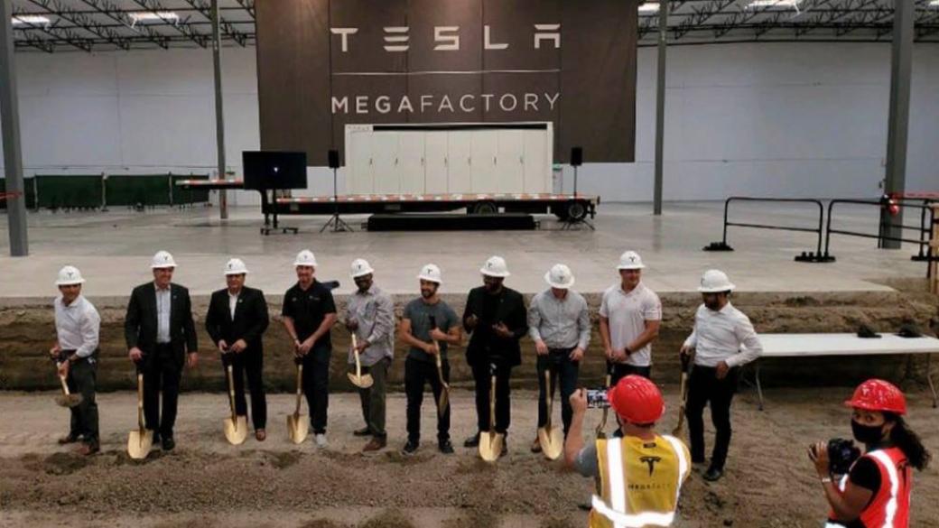Tesla изгражда първата си мегафабрика за промишлени батерии