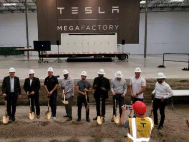 Tesla изгражда първата си мегафабрика за промишлени батерии