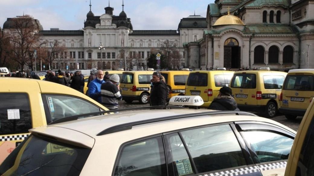 Таксиметровите шофьори искат по-високи тарифи в София