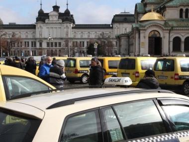 Таксиметровите шофьори искат по-високи тарифи в София