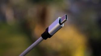 Еврокомисията задължава производителите да използват едно зарядно