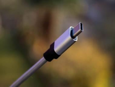 Еврокомисията задължава производителите да използват едно зарядно