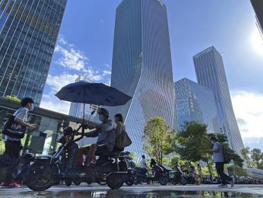 Пекин се готви за фалита на „китайския Lehman Brothers“ и нехае за глобалния ефект