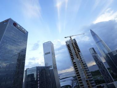 Банките се мъчат да парират страха от най-задлъжнелия предприемач в света