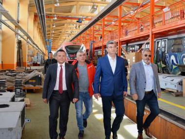 Транспортният министър иска да спре поскъпването на билета за влак