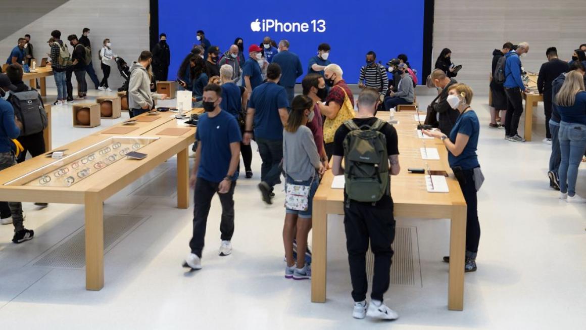 Галерия :: Снимка 0 :: Новият iPhone 13 влезе в магазините и предизвика огромни опашки (снимки)}