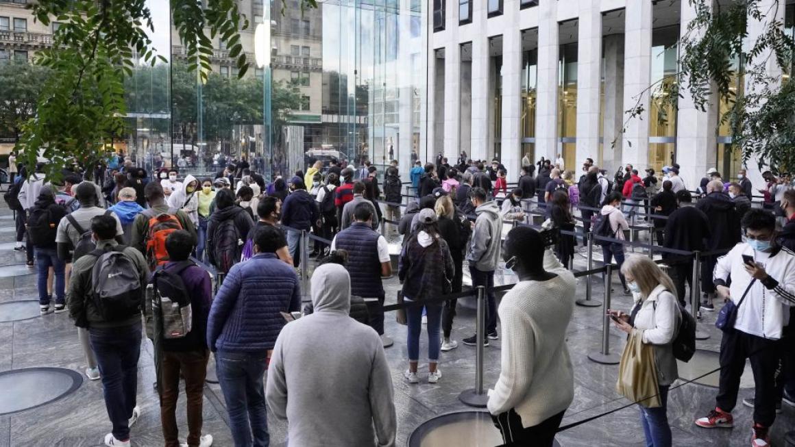 Галерия :: Снимка 2 :: Новият iPhone 13 влезе в магазините и предизвика огромни опашки (снимки)}