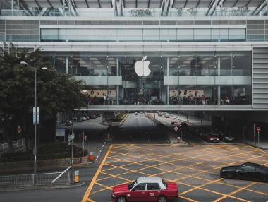 Част от доставчиците на Apple и Tesla спират производство в Китай