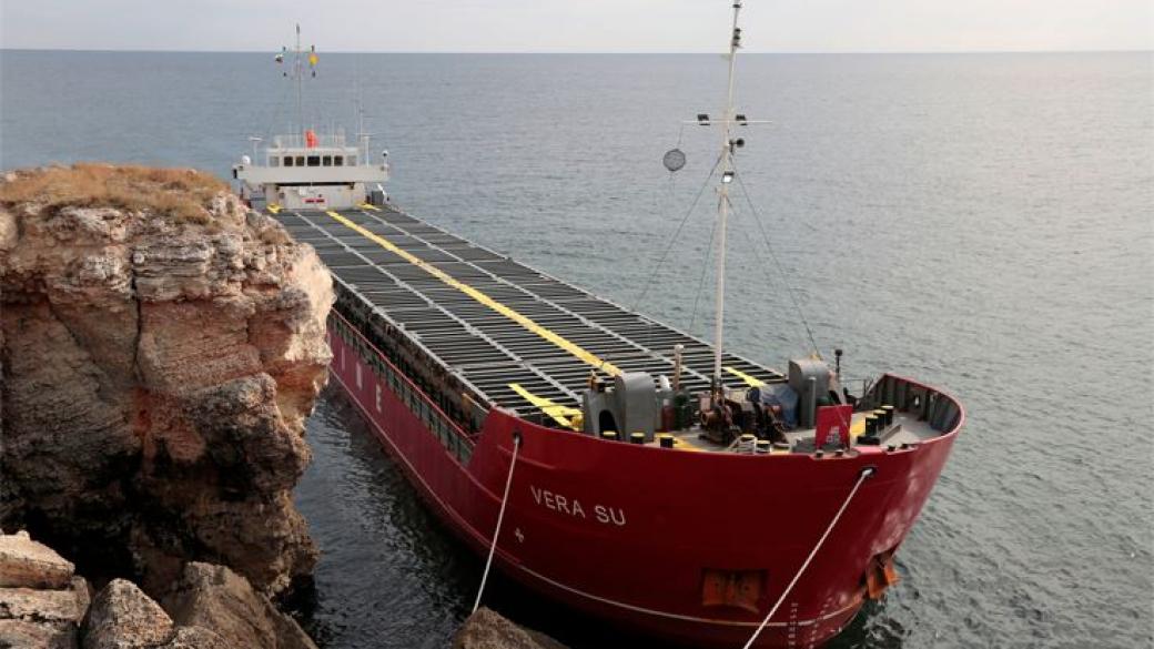 Заседналият край Камен бряг кораб вещае и икономическа катастрофа