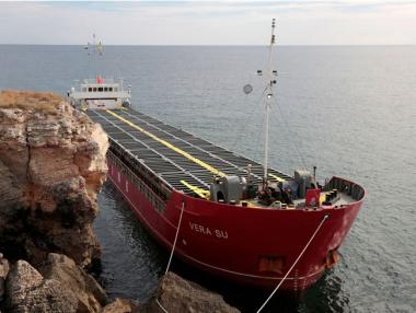 Заседналият край Камен бряг кораб вещае и икономическа катастрофа