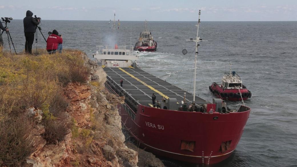 Нидерландска компания ще спасява заседналия край Камен бряг кораб
