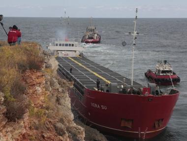 Нидерландска компания ще спасява заседналия край Камен бряг кораб