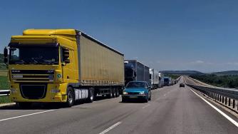 Пътни строители блокират възлови места в цялата страна