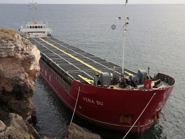 След поредния провал: Правителството създаде щаб за заседналия кораб